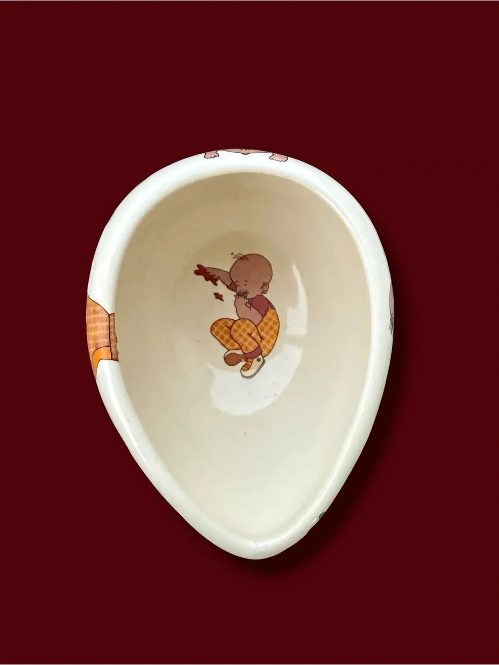 A pair of bows and saucer